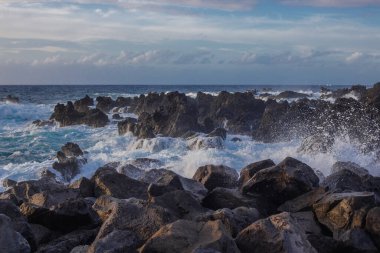 Piscinas Naturais Biscoitos sahilindeki lav taşları. Atlantik Okyanusu. Terceira Azores, Portekiz.