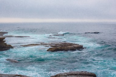 Peniche 'de taş sahili ve Atlantik Okyanusu. Portekiz