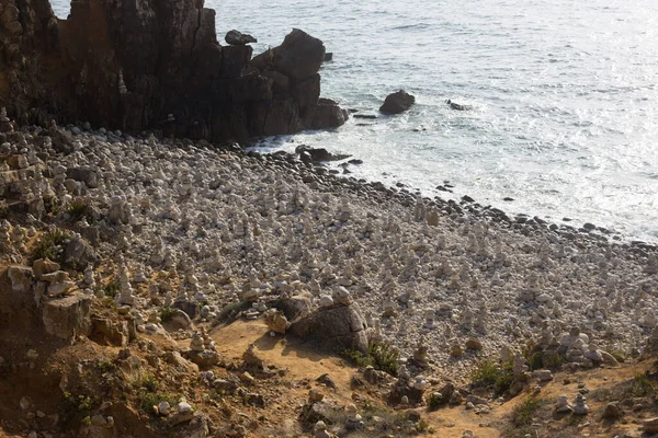 Strand met stapels stenen die steenmannetjes worden genoemd. Peniche Portugal — Stockfoto
