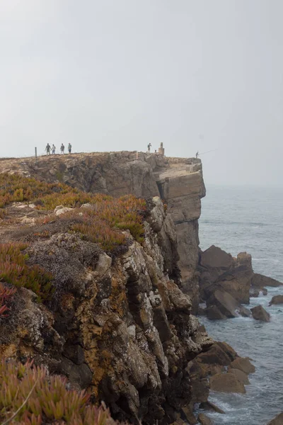 Falaises de Papoa et la mer à Peniche. Portugal — Photo