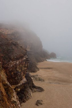 Deniz ve kumlu sahil yoğun siste, sonbahar günü