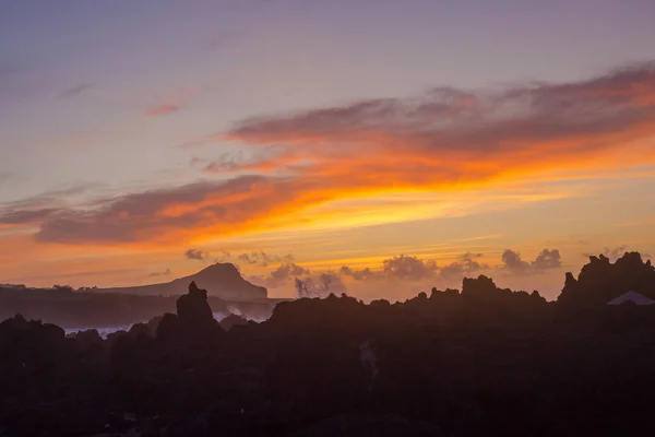 Lava kövek a strandon Piscinas Naturais Biscoitos. Atlanti-óceán. Terceira Azori-szigetek, Portugália. — Stock Fotó