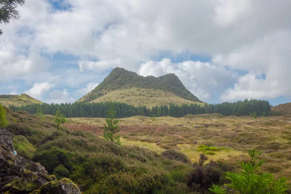 Double Hill sobre os campos. Ilha Terceira nos Açores com céu azul e nuvens . — Fotografia de Stock