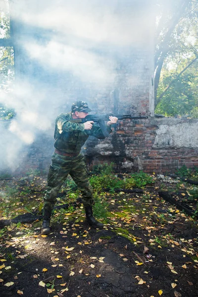 Soldado o miliciano en camuflaje con rifle de asalto AK luchando en ruinas — Foto de Stock