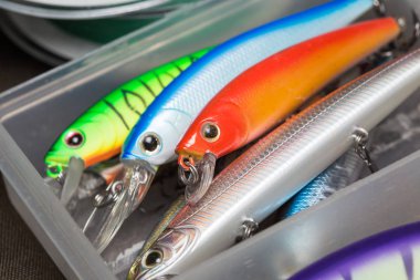 renkli lures balıkçılık kutusuyla closeup.