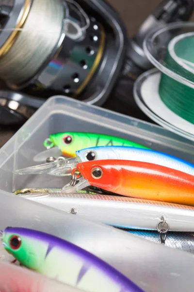 Fecho de uma caixa de pesca com iscas coloridas . — Fotografia de Stock