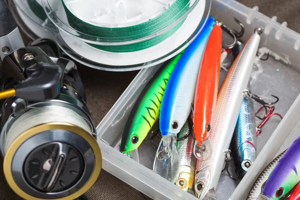 Fecho de uma caixa de pesca com iscas coloridas . Imagens De Bancos De Imagens
