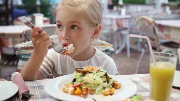 Το κορίτσι τρώει μεγάλες γαρίδες σε ένα εστιατόριο. Αγαπά ψαροταβέρνα — Αρχείο Βίντεο