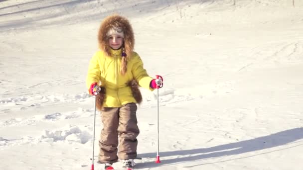 Meisje maken haar eerste stappen op ski 's — Stockvideo