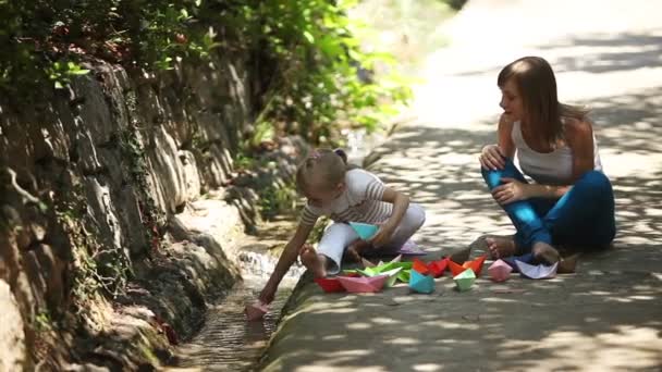 Mãe e filha lançando barcos de papel — Vídeo de Stock