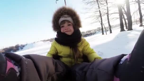 Niño está montando en un trineo — Vídeo de stock