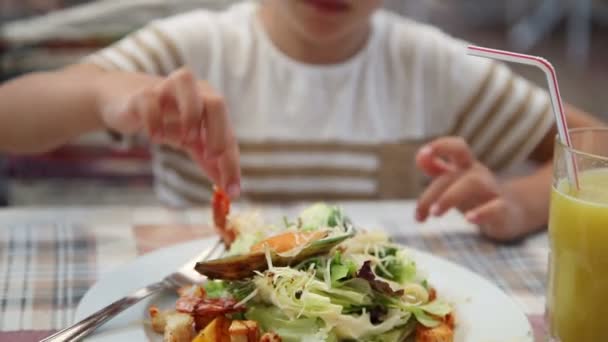 Fille enfant rencontre avec des moules dans un restaurant de poisson — Video