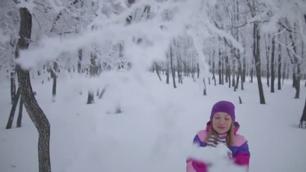 Портрет мила молода жінка грає зі снігом — стокове відео