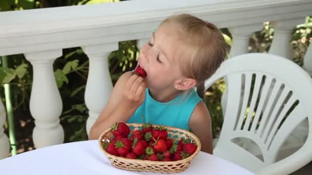 Chica comiendo fresas y mostrando Ok. Pulgares arriba. Chica mirando a la cámara y sonriendo. Parte superior de la vista — Vídeo de stock