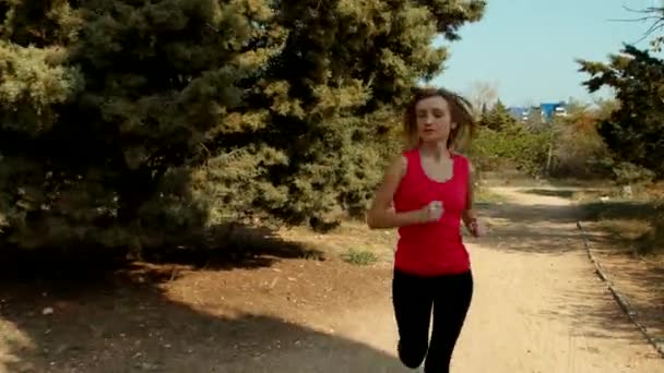 Belleza joven corriendo en el parque — Vídeo de stock