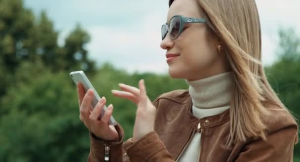 Портрет крупным планом молодой женщины с использованием мобильного телефона — стоковое видео
