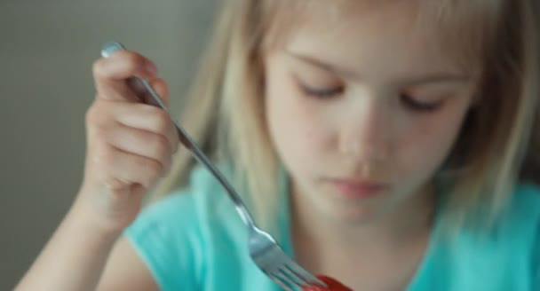 Cara de cerca de una niña comiendo fresas con crema — Vídeos de Stock