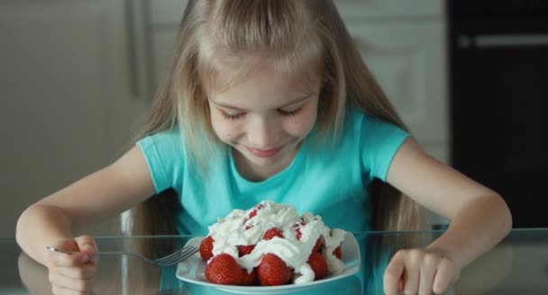 Portret dziewczynki jeść truskawki ze śmietaną — Wideo stockowe