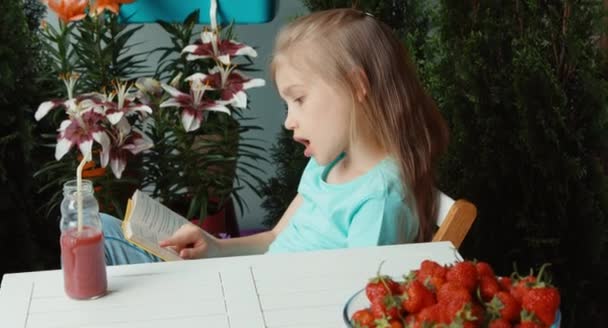 Dziewczyna czytająca książkę — Wideo stockowe