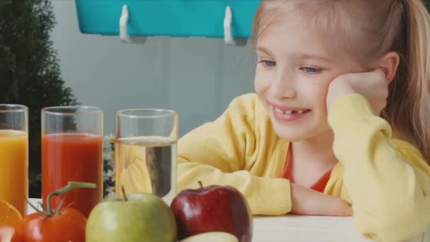 Gyermek támogatása egy egészséges gyümölcslevek. Mosolyogva kamera és a hüvelykujj felfelé. oké. Kicsinyítés/nagyítás — Stock videók