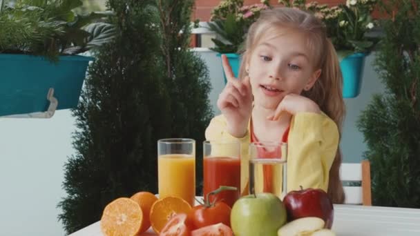 Menina promovendo um suco saudável. Sorrindo para a câmera e polegares para cima. Está bem. Zumbido — Vídeo de Stock