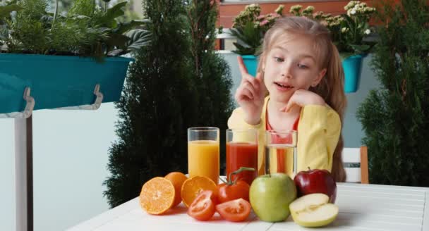 Chica promoviendo un jugo saludable. Sonriendo a cámara y pulgares hacia arriba. Ok. — Vídeo de stock