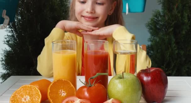 Nahaufnahme Porträt lachendes Mädchen, das für einen gesunden Saft wirbt. Daumen hoch. ok — Stockvideo