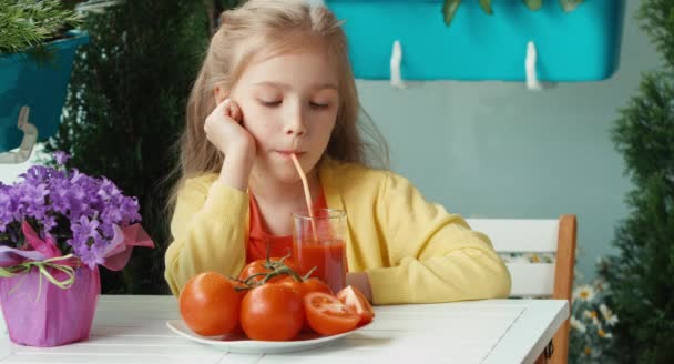 Flicka dricka tomatjuice och skrattar åt kameran. Tummen upp. Okej — Stockvideo