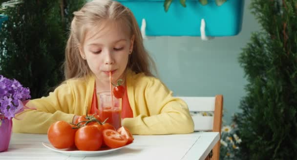Chica rubia bebiendo jugo de tomate y sonriendo a la cámara. Pulgares arriba. Ok. — Vídeos de Stock