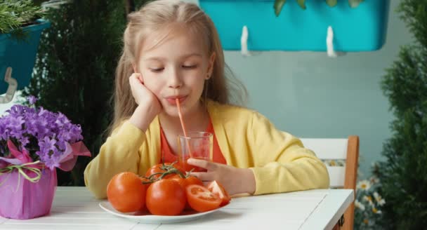 金发女孩喝番茄汁和嘲笑的相机 — 图库视频影像