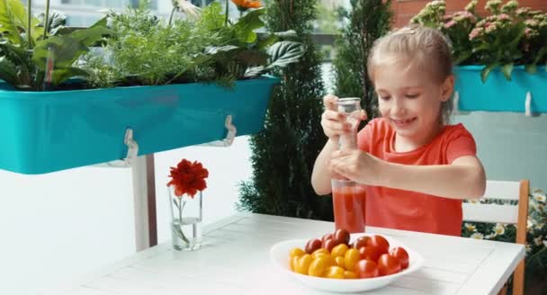 Chica rociando con jugo de tomate salado y bebiéndolo — Vídeos de Stock