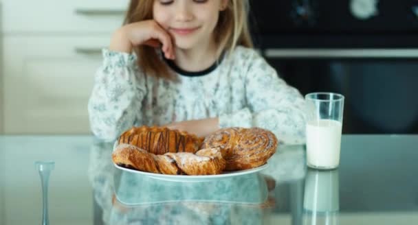 Menina retrato admirando rolos doces — Vídeo de Stock