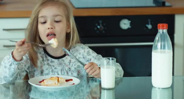 Närbild porträtt tjej äta ägg och tittar på kameran — Stockvideo