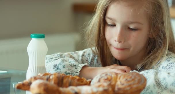 Meisje wil eten een muffin. Het kind rubing handen. Wrijf degenen handen. Kind likte en camera te kijken — Stockvideo