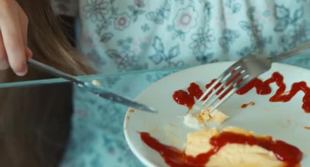 极端的特写肖像女孩吃鸡蛋，看着在厨房里的相机 — 图库视频影像