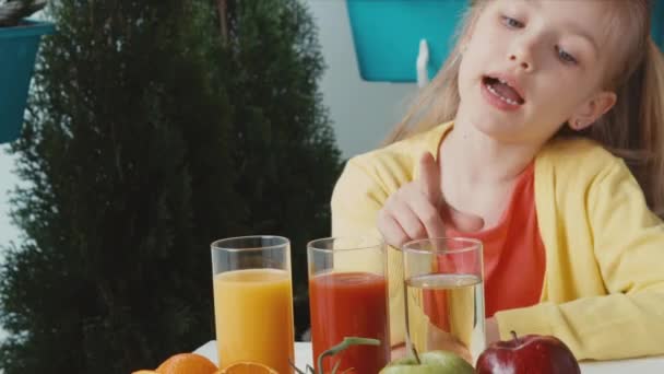 La ragazza promuove un succo sano. Sorridendo alla telecamera e ai pollici in su. Va bene. Zoomare — Video Stock