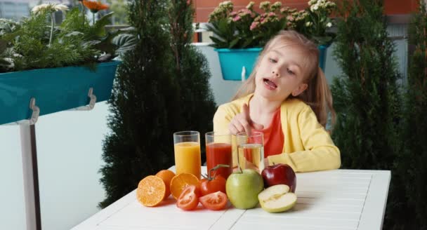 Chica promueve un jugo saludable. Sonriendo a cámara y pulgares hacia arriba. Ok. — Vídeos de Stock