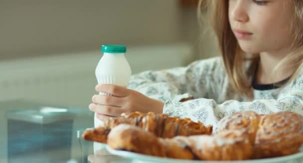 Lány ivott joghurt és látszó-on fényképezőgép. Hüvelykujj-fel. oké — Stock videók