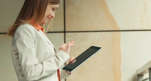 Bingo. Feliz mujer de negocios usando touchpad gana millones — Vídeo de stock