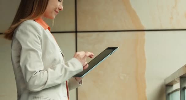 Güzel iş kadını Tablet PC'yi kullanma — Stok video
