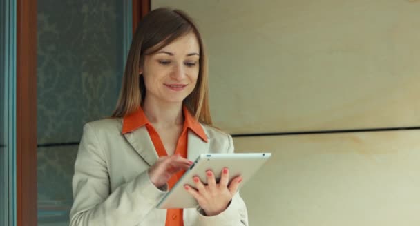 Mujer de negocios bonita mostrando su éxito en la tableta PC — Vídeos de Stock