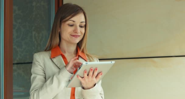 Mujer de negocios muy bonita mostrando su éxito en la tableta PC — Vídeo de stock