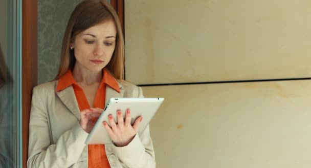 Mujer de negocios usando touchpad y mirando a la cámara. Pulgares arriba. Ok. — Vídeo de stock