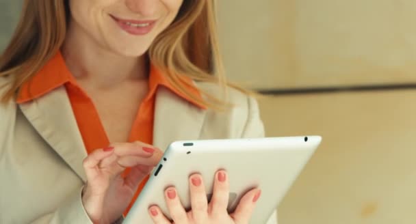 Extreme close-up portret gelukkig zakenvrouw met behulp van tablet pc en glimlachend op camera — Stockvideo