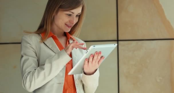 Retrato mulher de negócios feliz usando touchpad e sorrindo. Bingo. Ganha milhões — Vídeo de Stock