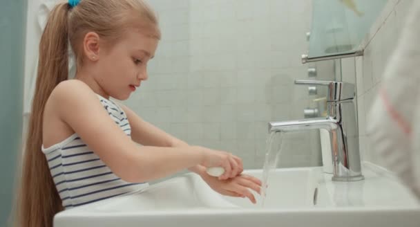 Primo piano ritratto di un bambino che si lava le mani in bagno. Pollice in alto. Va bene. — Video Stock