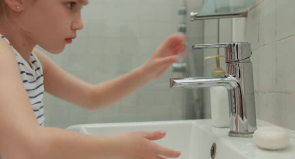 Meisje zorgvuldig rekening houdend met de handen en daarna wassen met zeep onder stromend leidingwater — Stockvideo