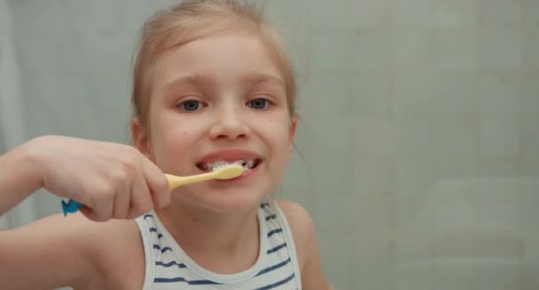 Menina retrato cuidadosamente escovar os dentes depois de comer — Vídeo de Stock