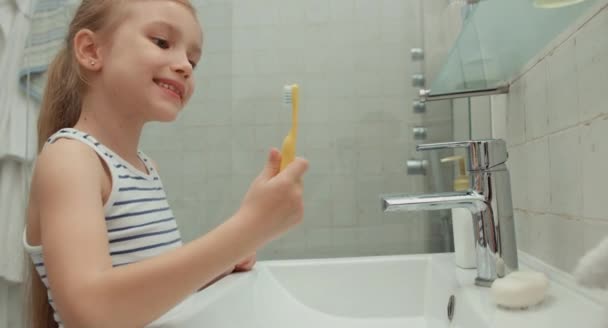 Chica limpieza de dientes después de las comidas — Vídeo de stock