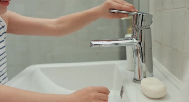 Ruce dítěte v koupelně — Stock video